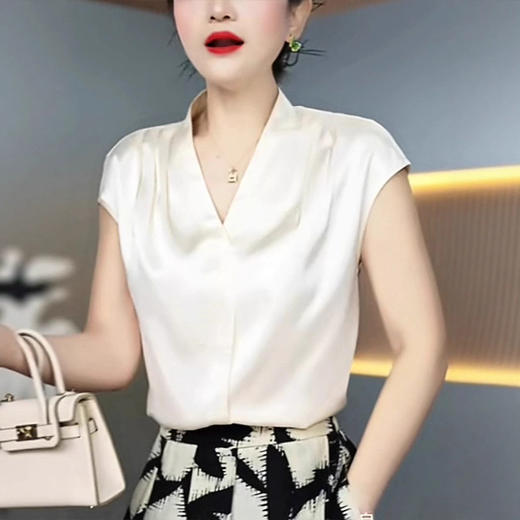 MZ-V领短袖T恤夏季新款时尚设计感小众缎面气质I高级感纯色百搭小衫 商品图0