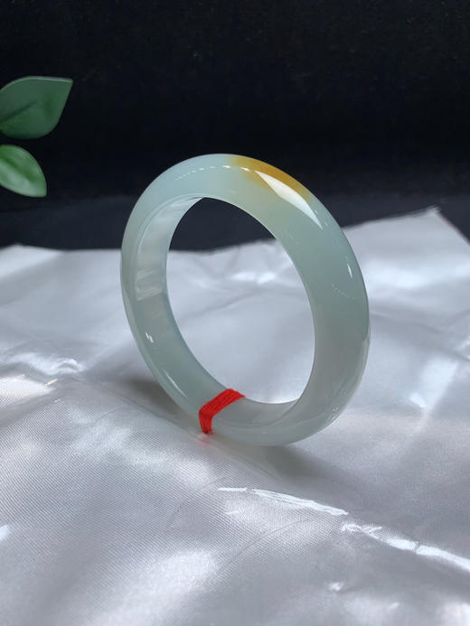 620651，51.5冰黄正圈手镯，整条底子很细腻，带底色，一截特色黄翡，清新甜美 商品图1