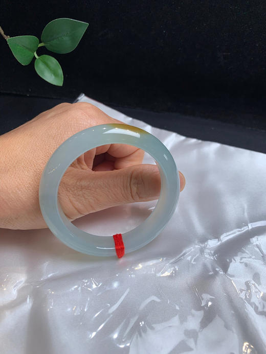 620651，51.5冰黄正圈手镯，整条底子很细腻，带底色，一截特色黄翡，清新甜美 商品图5