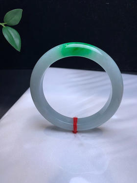 620649，56.辣绿色手镯，清新白底，飘一截辣绿色，清新有特色