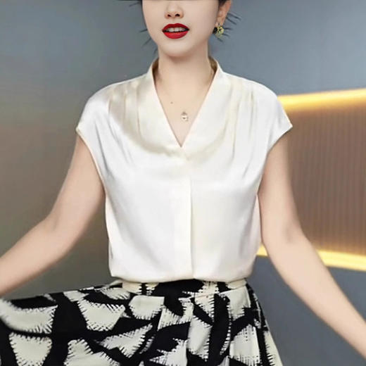 MZ-V领短袖T恤夏季新款时尚设计感小众缎面气质I高级感纯色百搭小衫 商品图1