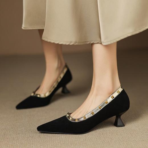 【预售5天】法式尖头铆钉粗跟单鞋女新款羊反拼色气质浅口瓢鞋通勤高跟鞋JLY&18-739 商品图0