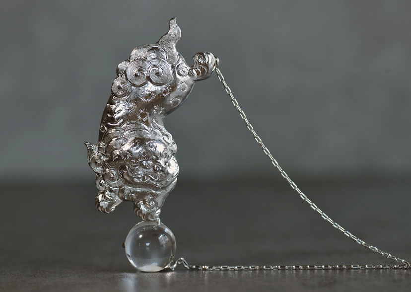 尼泊尔錾刻银狮子滚水晶胸针吊坠两用