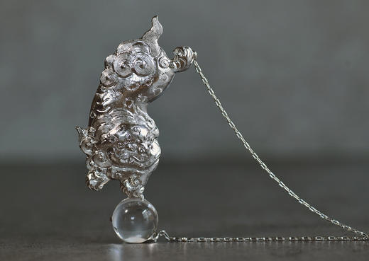 尼泊尔錾刻银狮子滚水晶胸针吊坠两用 商品图0