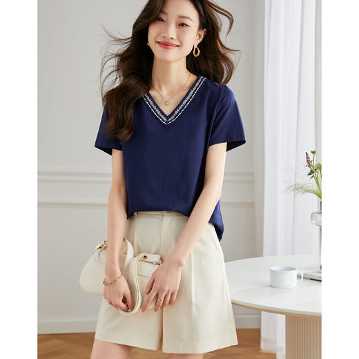 【专属特价】熙世界2025夏季新款设计感复古刺绣V领T恤女短袖时尚宽松显瘦上衣 商品图4