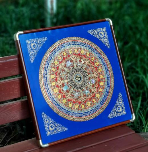 非遗剪纸大师：《六字真言大明咒，八宝吉祥彩唐卡》，520*520mm,配木框，售价：498元。 商品图0