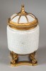 独角鹿西洋古董法国著名工坊L’ESCALIER DE CRISTAL签名出品东方风格人物主题铜鎏金精雕装饰清代仿哥釉带盖瓷罐一对 商品缩略图1
