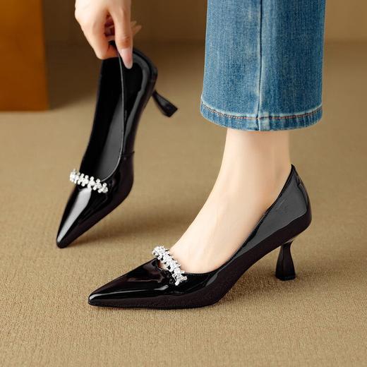 【预售5天】法式优雅秋季新款V口水钻尖头浅口单鞋女羊漆皮宴会高跟鞋DB&M6526 商品图1