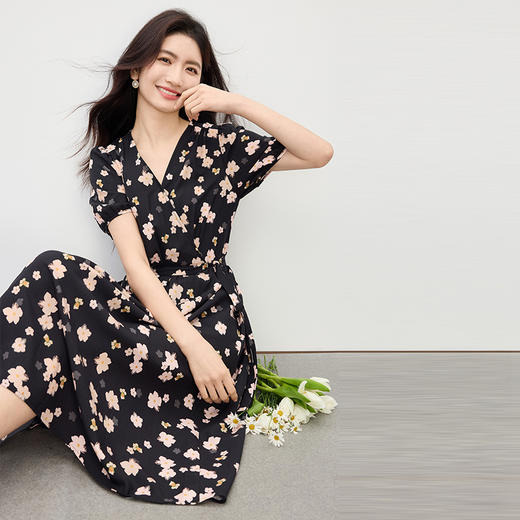 熙世界法式茶歇V领碎花连衣裙女2025夏季新款独特漂亮泡泡袖长裙 商品图4