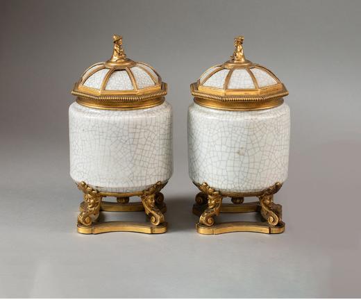 独角鹿西洋古董法国著名工坊L’ESCALIER DE CRISTAL签名出品东方风格人物主题铜鎏金精雕装饰清代仿哥釉带盖瓷罐一对 商品图0