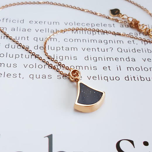 【天然正品】老凤祥AU750玫瑰金时尚设计款扇子造型钻石吊坠项链吊坠：16.4*11.6*3.2MM 女士现售价：2180！220725NJM16 商品图4