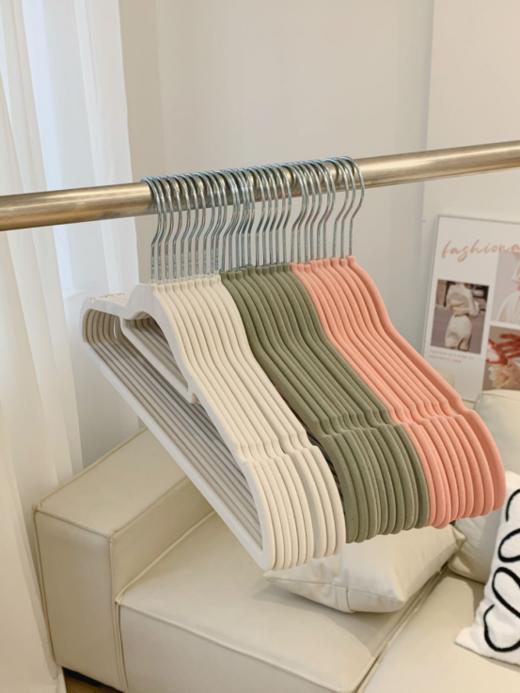 🌸【家居收纳整理帮手】sweet&coco植绒衣架 ✅不改造都能扩容，它够薄，😎换掉厚重的衣架，衣柜瞬间就扩容了 商品图3