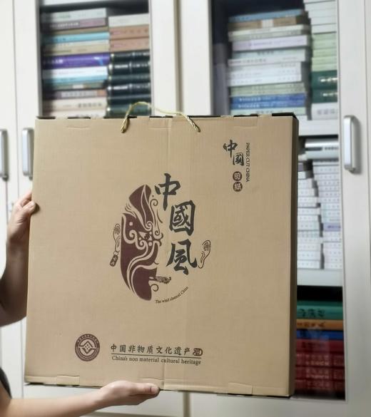 非遗剪纸大师：《六字真言大明咒，八宝吉祥彩唐卡》，520*520mm,配木框，售价：498元。 商品图1