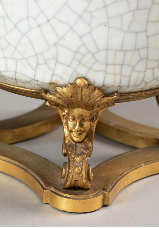 独角鹿西洋古董法国著名工坊L’ESCALIER DE CRISTAL签名出品东方风格人物主题铜鎏金精雕装饰清代仿哥釉带盖瓷罐一对 商品图5