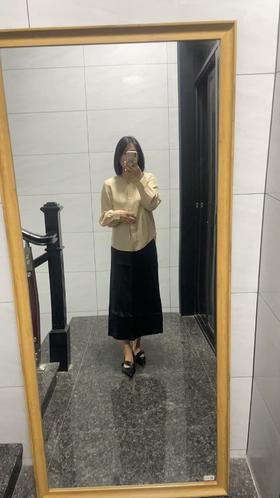 穿搭整体呈现出简约优雅的风格，非常适合职场通勤或日常出行。