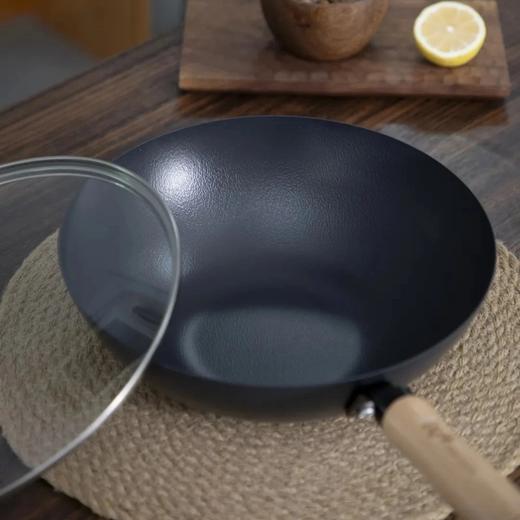 日本绣渤意神田小铁神·轻量窒化小铁锅铁神系列三代纤维纹中式炒锅26cm(含锅盖)99.5%高纯度精铁锻造离子渗氮不易生锈0涂层不易粘颠锅翻炒不怕摔基地直邮 商品图1