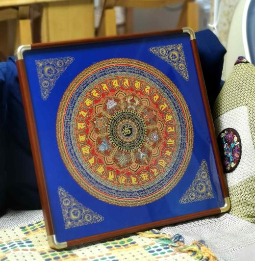 非遗剪纸大师：《六字真言大明咒，八宝吉祥彩唐卡》，520*520mm,配木框，售价：498元。 商品图13