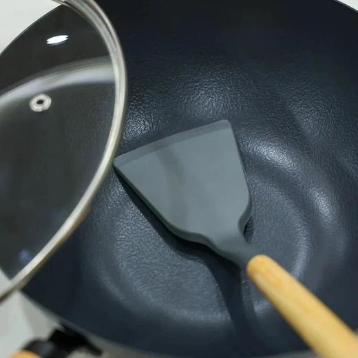 日本绣渤意神田小铁神·轻量窒化小铁锅铁神系列三代纤维纹中式炒锅26cm(含锅盖)99.5%高纯度精铁锻造离子渗氮不易生锈0涂层不易粘颠锅翻炒不怕摔基地直邮 商品图0