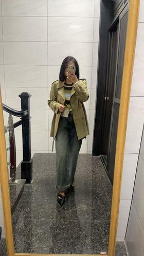 将经典风衣与休闲元素结合，打造随性又时髦的早秋氛围