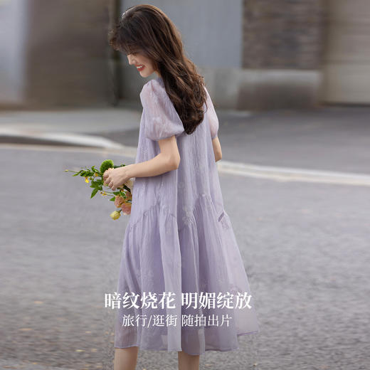 【08/06新品】熙世界度假风紫色连衣裙女夏季法式设计感串珠暗纹烧花泡泡袖裙子 商品图2