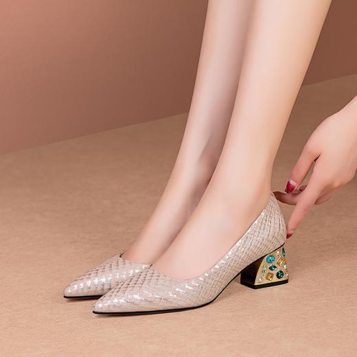 【预售5天】尖头舒适真皮水钻金属粗跟白色单鞋浅口简约配裙子女鞋XME&W9200 商品图1