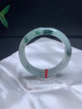 620663，55.5冰飘花手镯 ，种老  整体均匀干净。花色浓郁