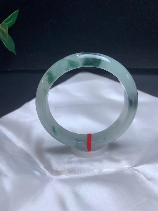 620663，55.5冰飘花手镯 ，种老  整体均匀干净。花色浓郁 商品图0