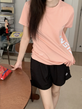 高端捡漏【女士轻氧速干运动套装】健身夜跑一定要入手一套，速干面料，吸湿透气性极好，运动出汗不怕黏腻，不管是跑步、健身、瑜伽或者是日常休闲穿着