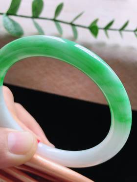 53-54圈口圆条翡翠手镯