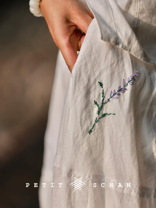 PETIT SCHAN小闪 CLO#879 A late bloomer 晚开的花 纯亚麻手绣薰衣草松紧腰茧型半裙 商品图6