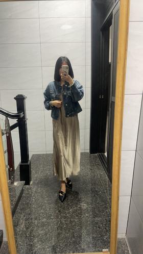 平衡风格，日常又有腔调，适配早秋温差大的天气，上班、逛街都合适 。