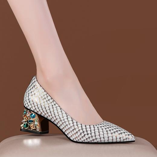 【预售5天】尖头舒适真皮水钻金属粗跟白色单鞋浅口简约配裙子女鞋XME&W9200 商品图0