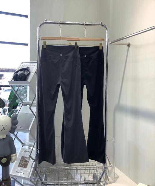 点此购买 LULU露露柠檬女士瑜伽运动打底裤阔腿喇叭裤 ly 326037 商品图1