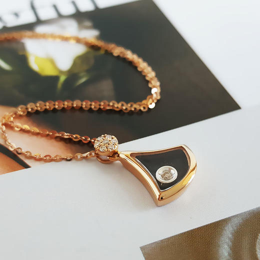 【天然正品】老凤祥AU750玫瑰金时尚设计款扇子造型钻石吊坠项链吊坠：16.4*11.6*3.2MM 女士现售价：2180！220725NJM16 商品图2