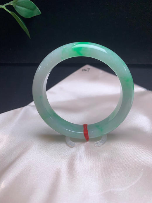 620667，54.7飘阳绿手镯。满圈飘清新阳绿。色非常好。 商品图2