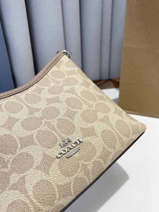 奥莱订单剩余 25最新款COACH Laurel mini 19”女士单肩斜挎流浪包～  官网在售 1800➕ 包装齐全 内含购物袋 推荐自留，可直接送人！
只有十几个 商品图2