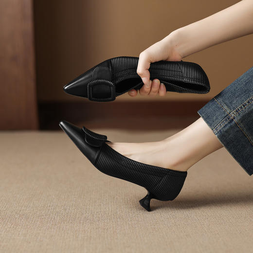 【预售5天】法式优雅气质羊皮V口尖头小跟高跟鞋显瘦猫跟单鞋女HP&A2648 商品图2