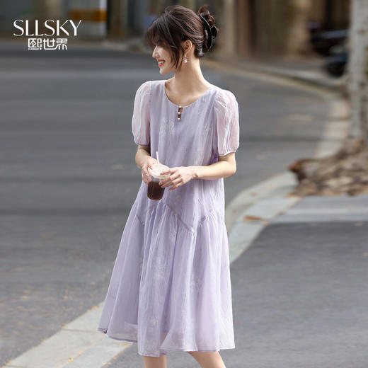 【08/06新品】熙世界度假风紫色连衣裙女夏季法式设计感串珠暗纹烧花泡泡袖裙子 商品图0