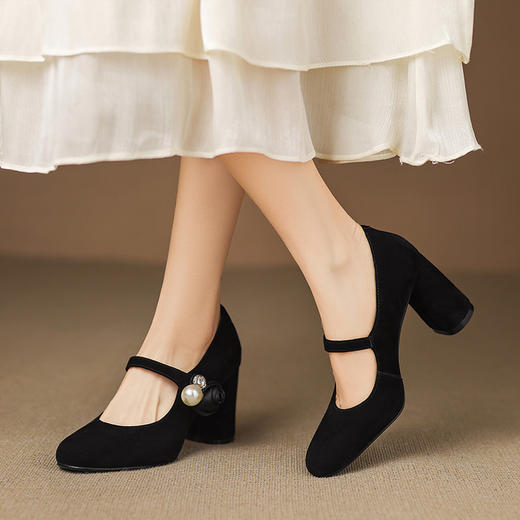 【预售5天】经典复古风黑色羊反皮粗跟珍珠一字带高跟单鞋百搭玛丽珍高跟鞋MNLS&D2533 商品图1