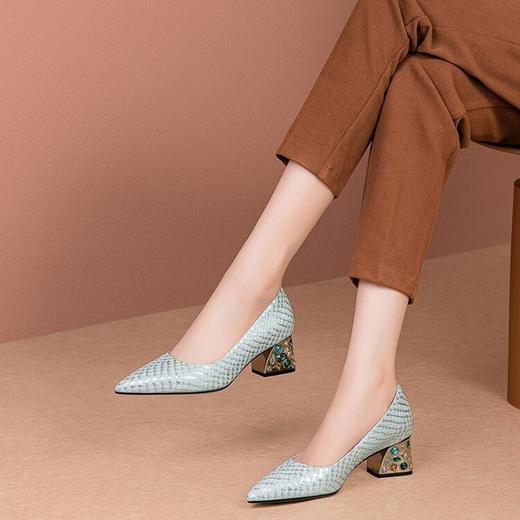 【预售5天】尖头舒适真皮水钻金属粗跟白色单鞋浅口简约配裙子女鞋XME&W9200 商品图3