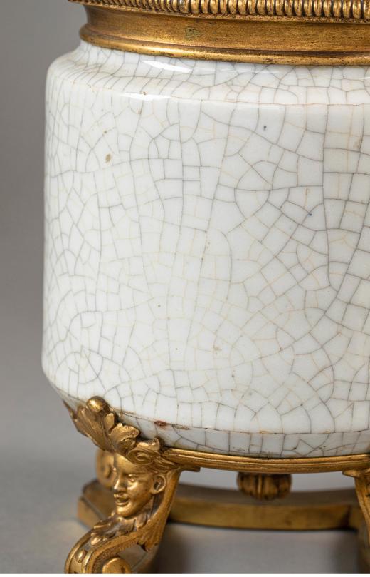 独角鹿西洋古董法国著名工坊L’ESCALIER DE CRISTAL签名出品东方风格人物主题铜鎏金精雕装饰清代仿哥釉带盖瓷罐一对 商品图4