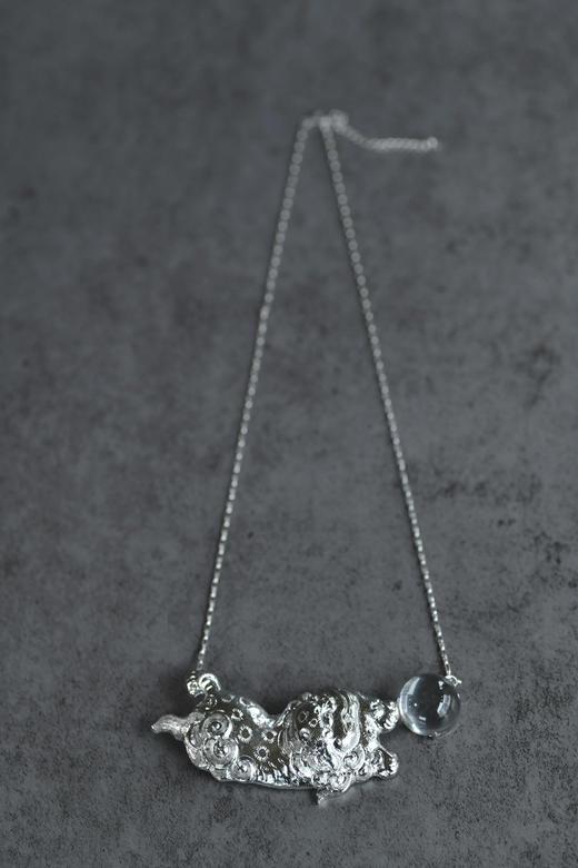 尼泊尔錾刻银狮子滚水晶胸针吊坠两用 商品图1