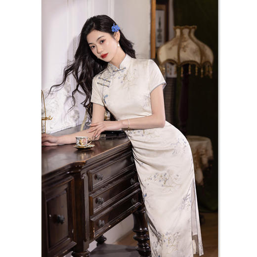 GX绣花缎面长款双层短袖旗袍2025夏新款复古国风年轻款素雅修身旗袍 商品图2