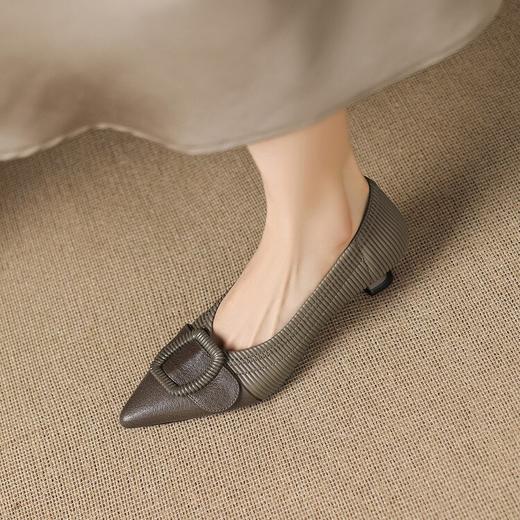 【预售5天】法式优雅气质羊皮V口尖头小跟高跟鞋显瘦猫跟单鞋女HP&A2648 商品图3