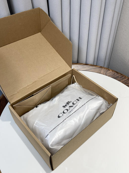 奥莱订单剩余 25最新款COACH Laurel mini 19”女士单肩斜挎流浪包～  官网在售 1800➕ 包装齐全 内含购物袋 推荐自留，可直接送人！
只有十几个 商品图1