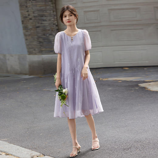 【08/06新品】熙世界度假风紫色连衣裙女夏季法式设计感串珠暗纹烧花泡泡袖裙子 商品图4