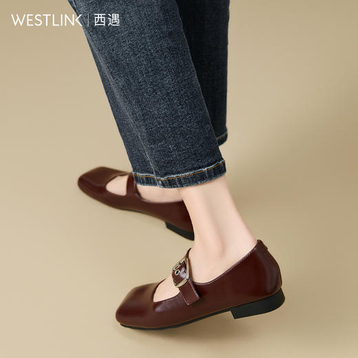 西遇平底玛丽珍鞋女新款秋季铆钉一字带低跟小皮鞋方头单鞋V1656908 商品图3