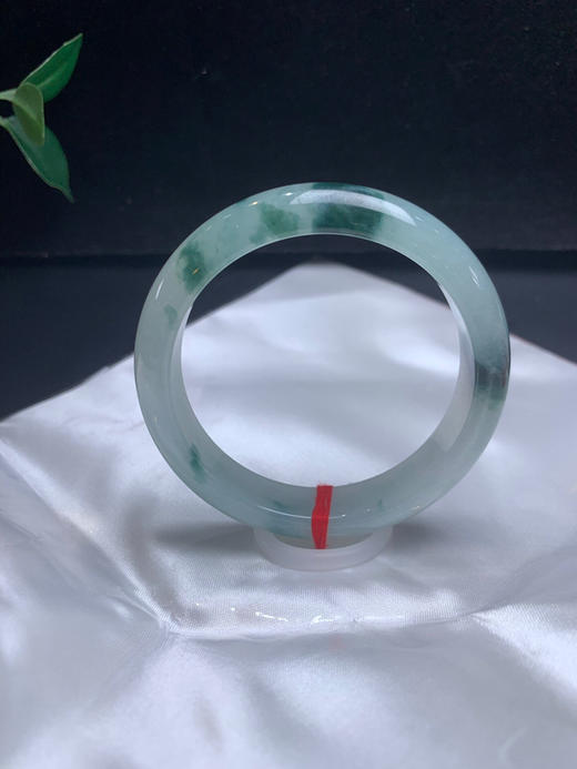 620663，55.5冰飘花手镯 ，种老  整体均匀干净。花色浓郁 商品图1