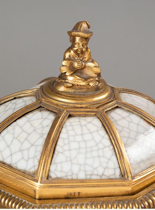 独角鹿西洋古董法国著名工坊L’ESCALIER DE CRISTAL签名出品东方风格人物主题铜鎏金精雕装饰清代仿哥釉带盖瓷罐一对 商品图3