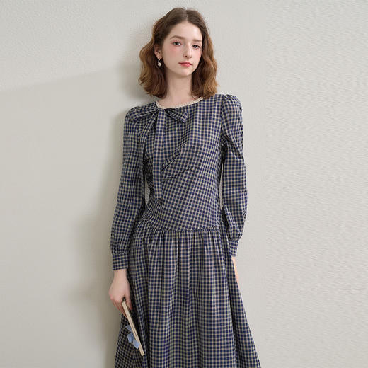 西遇甜美减龄蝴蝶结花边领设计感连衣裙女秋季收腰格纹裙V2551141 商品图3